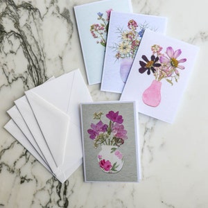 Vases - Vases bourgeons 1 | Cartes miniatures vierges, lot de quatre, avec enveloppes en lin blanc | Reproduction imprimée de motifs floraux pressés