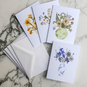 Collection de navires | Cartes de voeux vierges, lot de quatre, avec enveloppes en lin blanc | Reproduction imprimée de motifs floraux pressés | 4,5 x 6 po.