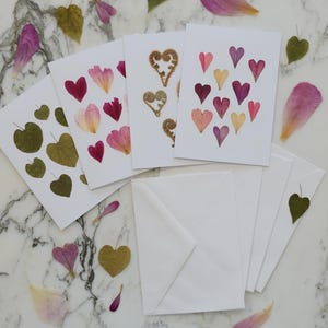 Corazones botánicos / Tarjetas de felicitación en blanco, juego de cuatro, con sobres de lino blanco / Reproducción impresa de diseños de flores prensadas / 4,5 x 6"