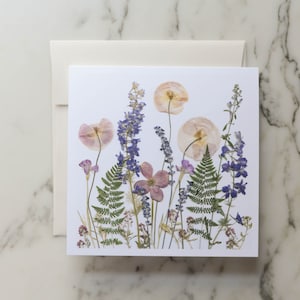 EINZELNE Wiesen-Karte - Auswahl an Designs | Blanko Grußkarte mit Umschlag | Druckreproduktion eines gepressten Blumendesigns | 5x5 cm im Quadrat