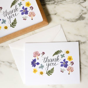 Merci | Coffret de 6 | Cartes de vœux vierges avec enveloppes en lin blanc | Reproduction imprimée de fleurs pressées | 4,25 x 5,5 po