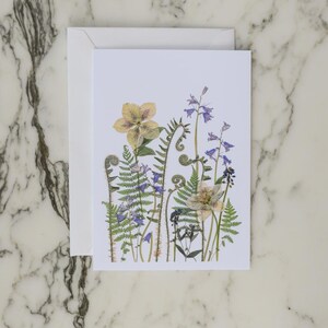 SIMPLE Carte Pré lunatique - modèles au choix | Carte de voeux vierge avec enveloppe | Reproduction imprimée d'un motif floral pressé | 4,5 x 6 po.