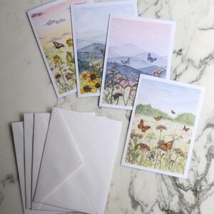 Prairies aux papillons | Jeu de cartes de voeux vierges, avec enveloppes en lin blanc | Reproduction imprimée de motifs floraux pressés | 4,5 x 6 po.