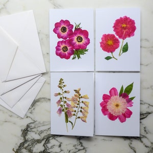 Fleurs roses | Cartes miniatures vierges, ensemble de quatre, avec enveloppes en lin blanc | Reproduction imprimée de motifs de fleurs pressées