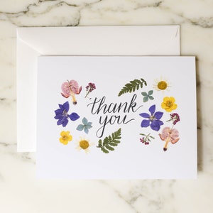 Merci | Carte de vœux vierge avec enveloppes en lin blanc | Reproduction imprimée de fleurs pressées | 5.5x4.25"