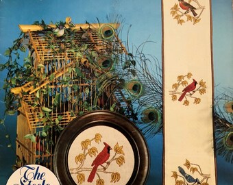 Dépliant vintage au point de croix Oiseaux représentant une plume par Vanessa Steele 1982