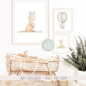 May include: Three watercolor illustrations of kangaroos in a nursery setting. The first illustration shows a mother kangaroo holding her joey. The second illustration shows a hot air balloon with kangaroos inside. The third illustration shows a kangaroo sitting on the ground. The text "La sardina rosa" is visible in the image.