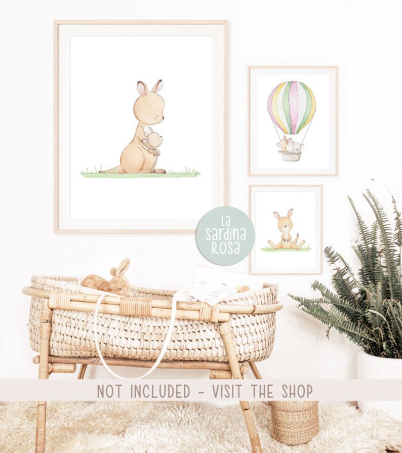 May include: Three watercolor illustrations of kangaroos in a nursery setting. The first illustration shows a mother kangaroo holding her joey. The second illustration shows a hot air balloon with kangaroos inside. The third illustration shows a kangaroo sitting on the ground. The text "La sardina rosa" is visible in the image.