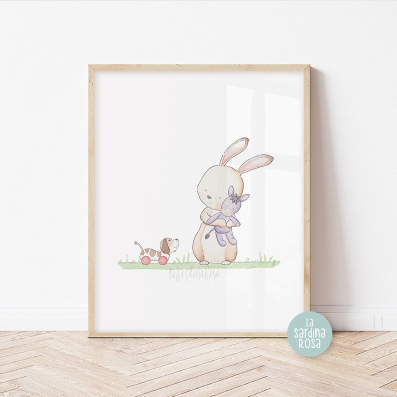 Puede incluir: Una ilustraci&oacute;n de acuarela de un conejo marr&oacute;n sosteniendo un burro de peluche morado. Un perro marr&oacute;n y blanco con ruedas rojas est&aacute; en primer plano. El texto "La Sardina Rosa" est&aacute; en la parte inferior de la imagen.