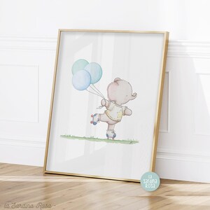 Puede incluir: Una ilustraci&oacute;n de acuarela de un elefante rosa claro con una camisa amarilla y patines, sosteniendo tres globos azules y verdes. El elefante est&aacute; patinando sobre una superficie verde de hierba. La ilustraci&oacute;n est&aacute; enmarcada en un marco dorado.