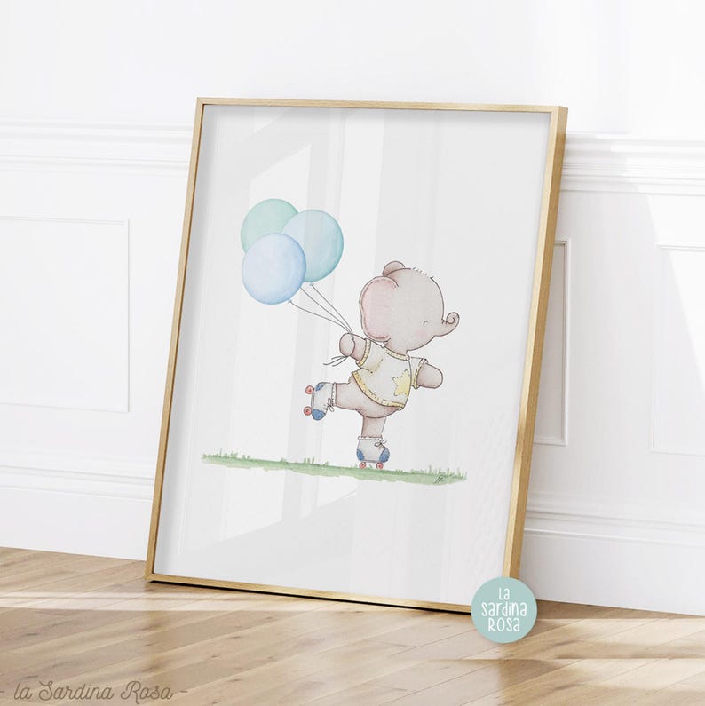 Puede incluir: Una ilustraci&oacute;n de acuarela de un elefante rosa claro con una camisa amarilla y patines, sosteniendo tres globos azules y verdes. El elefante est&aacute; patinando sobre una superficie verde de hierba. La ilustraci&oacute;n est&aacute; enmarcada en un marco dorado.