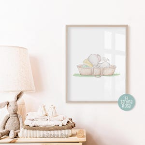 Pode incluir: Uma ilustra&ccedil;&atilde;o em aquarela de um elefante cinza e um pequeno p&aacute;ssaro dormindo em uma cesta tecida. A ilustra&ccedil;&atilde;o est&aacute; sobre um fundo branco com o texto "la sardina rosa" no canto inferior direito.