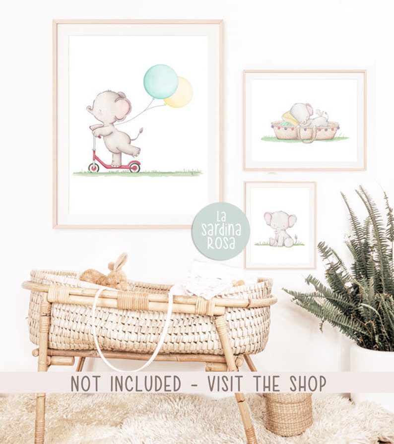 Pode incluir: Tr&ecirc;s ilustra&ccedil;&otilde;es de aquarela de elefantes em um ambiente de creche. A primeira imagem mostra um elefante andando de scooter com dois bal&otilde;es. A segunda imagem mostra um elefante dormindo em uma cesta. A terceira imagem mostra um elefante sentado no ch&atilde;o. O texto "la sardina rosa" &eacute; vis&iacute;vel na imagem.