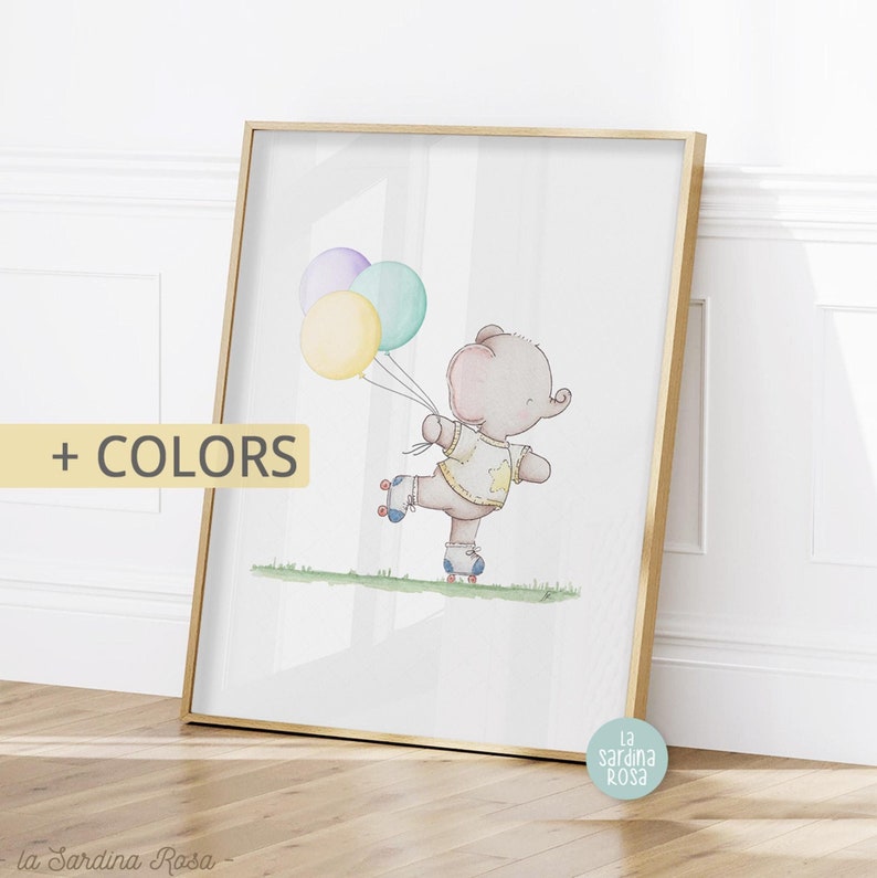 Puede incluir: Una ilustraci&oacute;n de acuarela de un elefante gris que lleva una camisa amarilla y patines de ruedas azules, sosteniendo tres globos en su trompa. Los globos son amarillos, morados y azules. El elefante est&aacute; patinando sobre una superficie verde cubierta de hierba. La imagen est&aacute; enmarcada en un marco dorado.