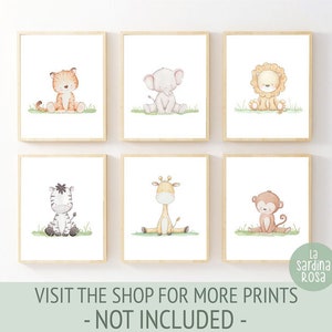 Puede incluir: Conjunto de seis estampas de animales de acuarela con una cebra, una jirafa, un le&oacute;n, un mono, un elefante y un tigre. Cada estampa est&aacute; enmarcada en un marco blanco simple y tiene un fondo blanco.