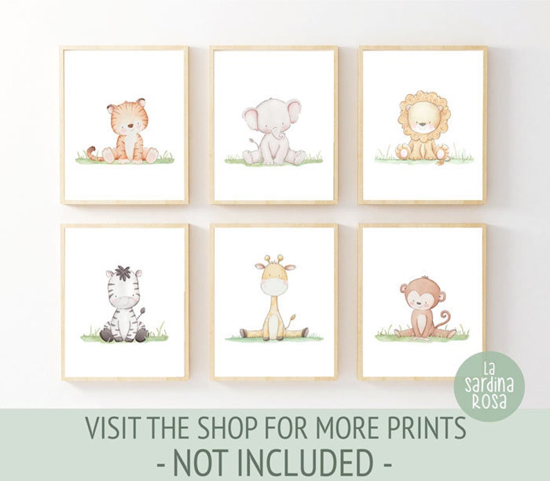 Puede incluir: Conjunto de seis estampas de animales de acuarela con una cebra, una jirafa, un le&oacute;n, un mono, un elefante y un tigre. Cada estampa est&aacute; enmarcada en un marco blanco simple y tiene un fondo blanco.