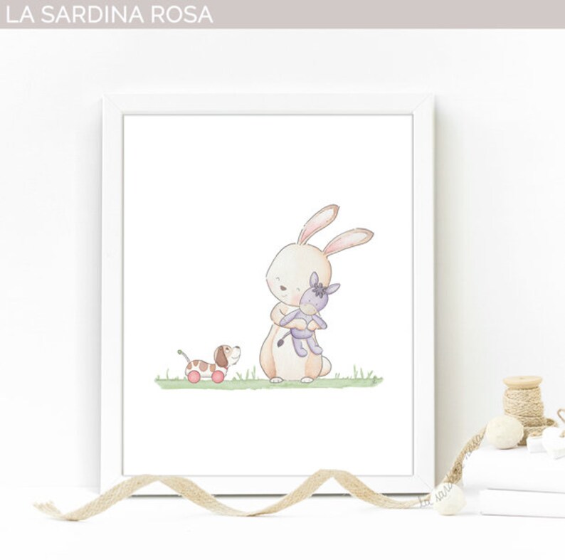 Puede incluir: Una ilustraci&oacute;n de acuarela de un conejo marr&oacute;n sosteniendo un animal de peluche morado. Un perro marr&oacute;n y blanco con ruedas rojas est&aacute; en el fondo. La ilustraci&oacute;n est&aacute; sobre un fondo blanco con el texto "LA SARDINA ROSA" en la parte superior.