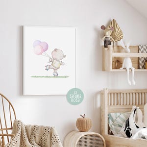 Puede incluir: Una ilustraci&oacute;n acuarela de un lindo oso con una camisa amarilla y patines, sosteniendo globos rosas y morados. La ilustraci&oacute;n est&aacute; enmarcada y colgada en una pared blanca.
