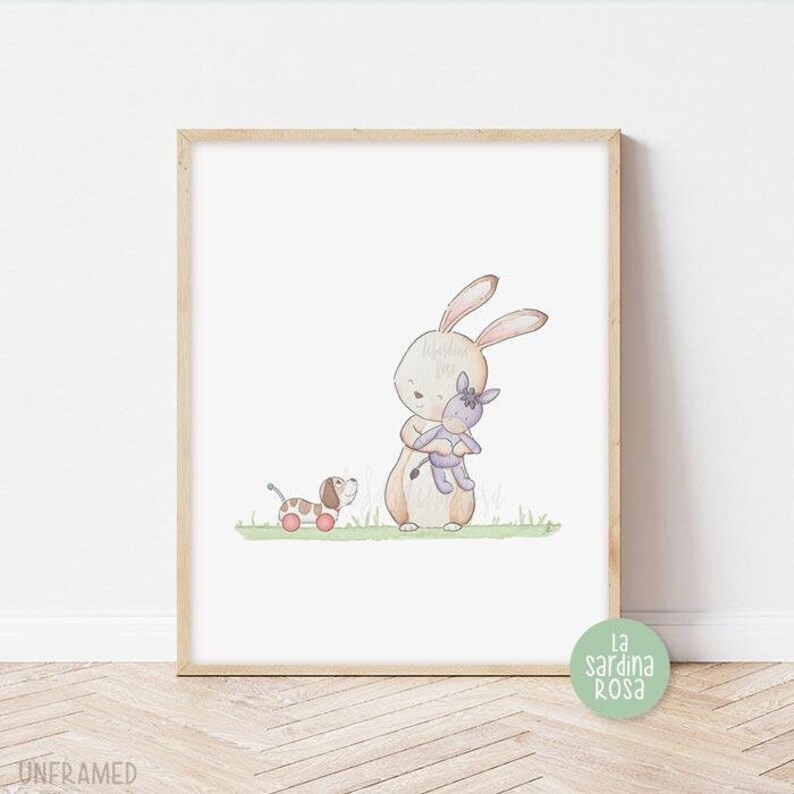 Puede incluir: Una ilustraci&oacute;n de acuarela de un conejo marr&oacute;n sosteniendo un animal de peluche morado. Un perro de juguete con ruedas rojas est&aacute; en el fondo. La ilustraci&oacute;n est&aacute; sobre un fondo blanco con un borde verde claro.