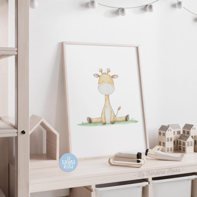 Puede incluir: Una ilustraci&oacute;n de acuarela de una linda jirafa sentada en un parche de hierba verde. La ilustraci&oacute;n est&aacute; enmarcada en un marco blanco y est&aacute; colgada en una pared de una guarder&iacute;a.