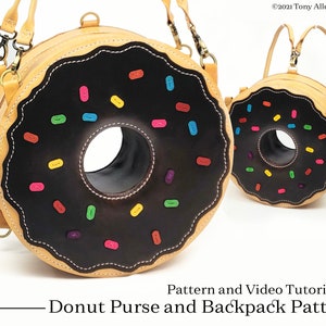 Könnte beinhalten: Ein braunes Leder-Donut-Taschen- und Rucksack-Muster. Die Tasche und der Rucksack sind in Form eines Donuts mit Schokoladenüberzug und bunten Streuseln.