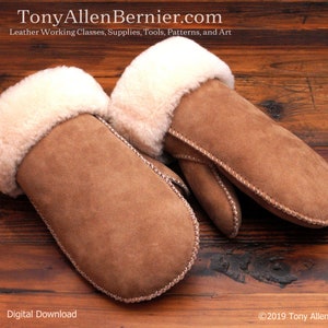 Op de afbeelding: Een paar bruine leren wanten met een witte schapenvacht voering. De wanten liggen op een houten oppervlak.  TonyAllenBernier.com Lederwerklessen, benodigdheden, gereedschap, patronen en kunst. Digitaal downloaden. ©2019 Tony Allen Bernier