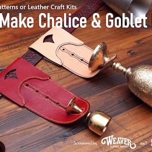 Op de afbeelding: Twee leren kelk- en bekerhouders, een rood en een bruin, worden getoond op een houten oppervlak. De houders zijn bevestigd aan een leren riem met een Keltisch knoopontwerp. De tekst "How to Make Chalice & Goblet Holders" wordt boven de houders weergegeven.