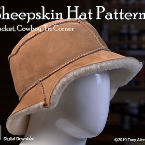 Könnte beinhalten: Ein digitales Download-Muster zum Nähen von Schaffellhüten. Das Muster enthält Anleitungen zum Nähen von Bucket-, Cowboy- und Dreispitzhüten. Das Bild zeigt einen braunen Schaffellhut auf einem weißen Mannequin-Kopf.