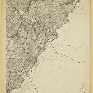 Op de afbeelding: Een zwart-witte kaart van Uniontown, Pennsylvania, die de locaties van kolenmijnen en andere industriële locaties laat zien. De kaart is gelabeld met de namen van de mijnen en andere kenmerken, zoals rivieren en wegen. De kaart is gedateerd 1938 en is gemaakt door de WPA.