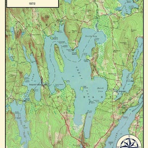 Puede incluir: Un mapa antiguo de Great Pond en Maine, fechado en 1972. El mapa presenta líneas topográficas detalladas, cuerpos de agua y nombres de lugares como North Bay y Belgrade Lake. Una rosa de los vientos está en la esquina inferior derecha. El mapa está enmarcado en crema.