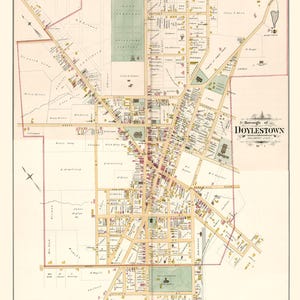 Puede incluir: Un mapa antiguo detallado de Doylestown, Pensilvania, con diseños de calles detallados, contornos de edificios y puntos de referencia etiquetados. El mapa presenta un fondo crema con una cuadrícula de calles en varios colores, incluyendo rosa, amarillo y verde, con el título "Borough of Doylestown" en la parte superior.
