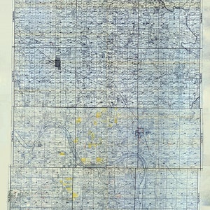 Puede incluir: Un mapa en blanco y negro del distrito petrolero y gasífero de Coweta-Broken Arrow en Oklahoma. El mapa muestra la ubicación de los pozos de petróleo y gas, los oleoductos y otras infraestructuras. El mapa está dividido en secciones, cada una de las cuales está etiquetada con un número. El mapa también incluye una leyenda que explica los símbolos utilizados en el mapa.