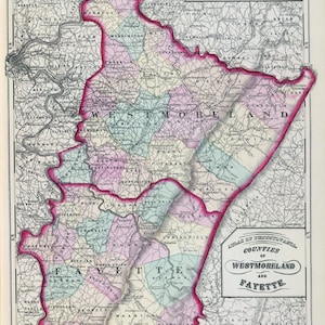 Op de afbeelding: Een vintage kaart van de provincies Westmoreland en Fayette in Pennsylvania. De kaart is gedrukt in zwart-wit met gekleurde randen en markeringen. De kaart toont de provinciegrenzen, steden en rivieren. De kaart is getiteld "Counties of Westmoreland and Fayette."