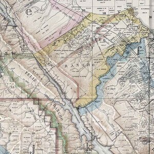 Puede incluir: Un mapa antiguo de Rancho Feliz y las &aacute;reas circundantes en California. El mapa muestra la propiedad de la tierra y los l&iacute;mites, incluidos los nombres de las personas y las familias que pose&iacute;an la tierra. El mapa est&aacute; en blanco y negro con l&iacute;neas y texto dibujados a mano.