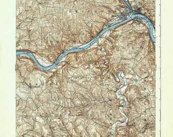 Könnte beinhalten: Eine antike topografische Karte des Gebiets von Beaver, Pennsylvania. Die Karte zeigt den Ohio River, der sich durch die Region schlängelt, mit umliegenden Hügeln und Tälern. Die Karte ist in brauner, blauer und schwarzer Tinte auf einem cremefarbenen Hintergrund gedruckt.