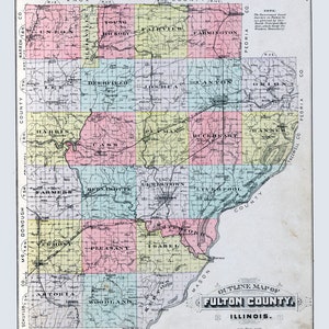 Op de afbeelding: Een antieke kaart van Fulton County, Illinois, uit 1895. De kaart is verdeeld in townships en toont de namen van steden en dorpen. De kaart is gedrukt in zwart, rood, blauw en groen.