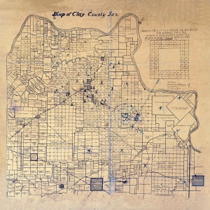 Peut inclure: Une carte vintage du comté de Clay, au Texas, montrant l'emplacement des puits de pétrole et d'autres caractéristiques. La carte est dessinée à l'encre noire sur un fond beige. Le texte "Map of Clay County Tex." est en haut de la carte. Le texte "WICHITA LITTLE ROCK OIL & GAS CO TMSERWELL TRUSTEE OWNER OF NORTHEAST QUARTER BLOCK REMONTAGUE CO SCHOOL LAND" est dans le coin supérieur droit de la carte.