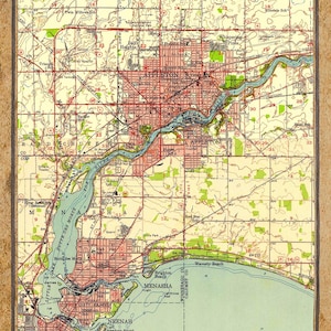 Puede incluir: Mapa antiguo de Appleton, Wisconsin, y áreas circundantes, con un diseño detallado de calles, vías fluviales y puntos de referencia. El mapa, fechado en 1957, utiliza una combinación de colores beige, rojo y verde, con un borde marrón. Incluye nombres de ciudades y características geográficas.