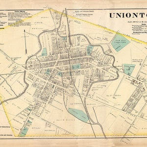 Op de afbeelding: Een vintage kaart van Uniontown, Pennsylvania, met daarop straten, gebouwen en bezienswaardigheden. De kaart is gedrukt in zwart-wit met enkele kleuraccenten. De kaart bevat een legenda met verschillende bedrijven en diensten.