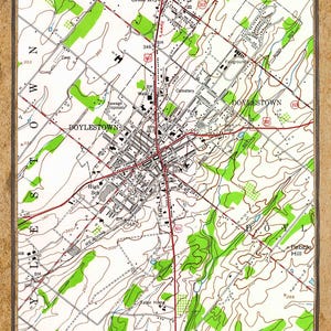 Puede incluir: Un mapa topográfico antiguo de Doylestown, Pensilvania, de 1961. El mapa presenta líneas de contorno detalladas, carreteras, edificios y características geográficas, incluido el nombre de la ciudad, las autopistas y las áreas circundantes. El mapa está enmarcado con un borde marrón.