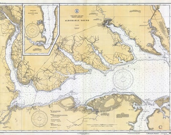 Puede incluir: Un mapa náutico vintage de Albemarle Sound, Carolina del Norte. El mapa está impreso en papel color crema con líneas marrones y azules. El mapa incluye una rosa de los vientos y sondeos de profundidad.