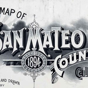 Puede incluir: Ilustraci&oacute;n en blanco y negro de un mapa oficial del condado de San Mateo, California. El texto "OFFICIAL MAP OF SAN MATEO COUNTY California" se muestra en una fuente decorativa con una pancarta y un dise&ntilde;o circular con el a&ntilde;o 1894.