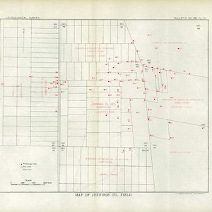 Peut inclure: Une carte en noir et blanc du champ pétrolier de Jennings en Oklahoma. La carte montre l'emplacement des puits de pétrole, des puits secs et des puits de gaz. La carte est divisée en sections, et chaque section est numérotée. La carte comprend également les noms des différentes compagnies pétrolières qui ont exploité le champ.