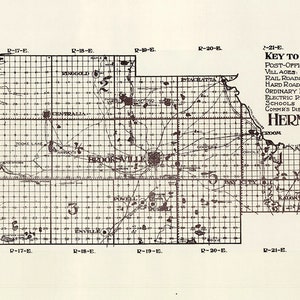 Puede incluir: Un mapa en blanco y negro del condado de Hernando, Florida. El mapa muestra la ubicación de carreteras, escuelas y otros puntos de interés. El mapa está dividido en cuadrados, cada uno representando un municipio. El mapa también incluye una clave para el mapa, que explica los diferentes símbolos utilizados.