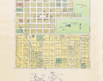 Può includere: Una mappa vintage di Oxford, Ohio, del 1914. La mappa mostra le strade, gli edifici e i punti di riferimento della città, tra cui la Miami University e il Giardino Botanico. La mappa è stampata in nero, verde e giallo.