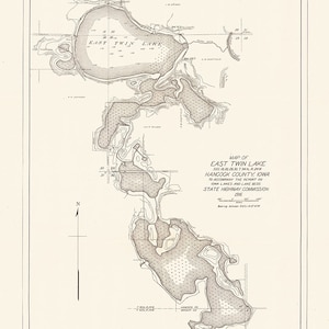 Può includere: Una mappa in bianco e nero del lago East Twin nella contea di Hancock, Iowa. La mappa mostra la forma del lago e le curve di livello di profondità. La mappa è datata 1916 ed è stata rilevata dalla Iowa Highway Commission.