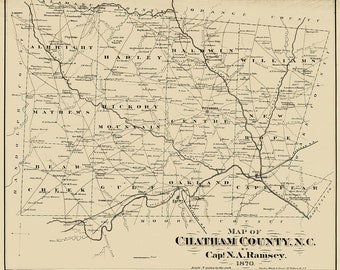 Könnte beinhalten: Eine Schwarzweißkarte von Chatham County, North Carolina, aus dem Jahr 1870. Die Karte zeigt Straßen, Flüsse und Städte. Der Text "MAP OF CHATHAM COUNTY, N.C. by Cap! N.A. Ramsey. 1870." ist unten auf der Karte gedruckt.