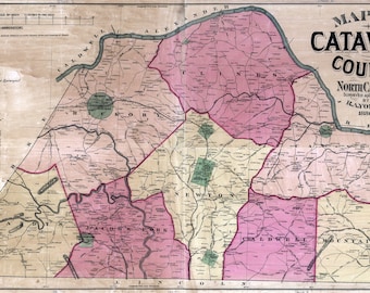 Könnte beinhalten: Eine antike Karte von Catawba County, North Carolina, vermessen und gezeichnet von J. Layoder im Jahr 1886. Die Karte ist in schwarzer, roter und grüner Tinte auf cremefarbenem Papier gedruckt. Die Karte zeigt die Grenzen des Landkreises, Flüsse und Städte.