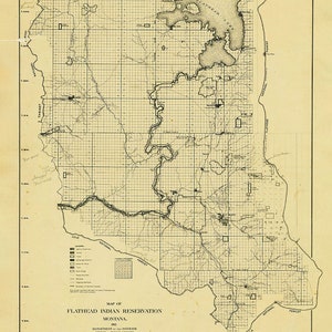 Może przedstawiać: Zabytkowa mapa rezerwatu Indian Flathead w Montanie z 1901 roku. Mapa przedstawia wzór siatki z oznaczonymi obszarami, rzekami i lasami. Tytuł i szczegóły wydrukowane są na dole.