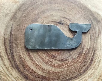 Adorno navideño de madera hecho a mano con forma de ballena y mar